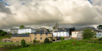 Ganado vacuno pastando en un prado verde en Galicia, región donde se implementan vallados virtuales con GPS.