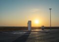 Estación de carga para vehículos eléctricos al atardecer, símbolo de la transición hacia movilidad de bajas emisiones.