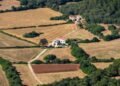 Tierra agrietada por la sequía en la península ibérica durante el verano extremo de 2026.