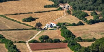 Tierra agrietada por la sequía en la península ibérica durante el verano extremo de 2026.