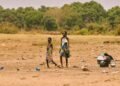 Tierra agrietada por sequía extrema en Centroamérica, región donde 25 millones de niños sufren por El Niño.