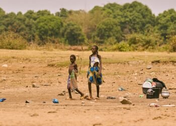 Tierra agrietada por sequía extrema en Centroamérica, región donde 25 millones de niños sufren por El Niño.