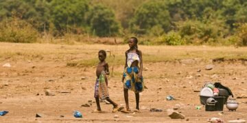 Tierra agrietada por sequía extrema en Centroamérica, región donde 25 millones de niños sufren por El Niño.