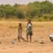 Tierra agrietada por sequía extrema en Centroamérica, región donde 25 millones de niños sufren por El Niño.