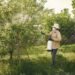 Campo agrícola bajo aplicación de pesticidas, contexto de la identificación de 485 químicos cancerígenos en productos aprobad