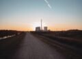 Central eléctrica de carbón en Alemania al atardecer, símbolo de la infraestructura fósil que el país planea abandonar en 204