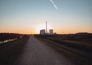 Central eléctrica de carbón en Alemania al atardecer, símbolo de la infraestructura fósil que el país planea abandonar en 204