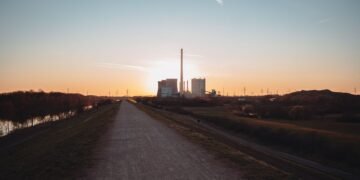 Central eléctrica de carbón en Alemania al atardecer, símbolo de la infraestructura fósil que el país planea abandonar en 204