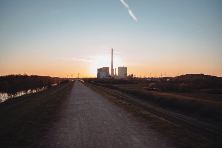 Central eléctrica de carbón en Alemania al atardecer, símbolo de la infraestructura fósil que el país planea abandonar en 204