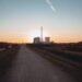 Central eléctrica de carbón en Alemania al atardecer, símbolo de la infraestructura fósil que el país planea abandonar en 204