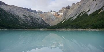 Lago glaciar en la Cordillera Blanca peruana, uno de los puntos de mayor riesgo de aluviones en los Andes.