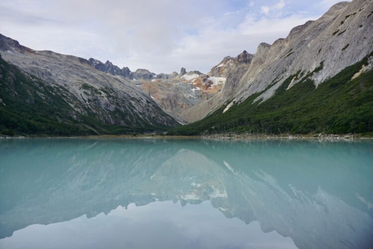Lago glaciar en la Cordillera Blanca peruana, uno de los puntos de mayor riesgo de aluviones en los Andes.