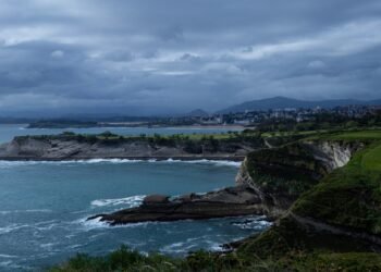 Olas tormentosas golpeando la costa durante una sudestada en la Costa Atlántica argentina.