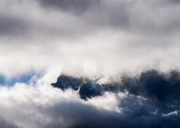 Nubes de tormenta sobre la cordillera patagónica en Neuquén y Río Negro durante alerta meteorológica extrema.