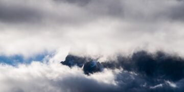 Nubes de tormenta sobre la cordillera patagónica en Neuquén y Río Negro durante alerta meteorológica extrema.