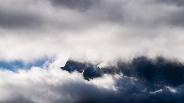 Nubes de tormenta sobre la cordillera patagónica en Neuquén y Río Negro durante alerta meteorológica extrema.