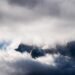 Nubes de tormenta sobre la cordillera patagónica en Neuquén y Río Negro durante alerta meteorológica extrema.