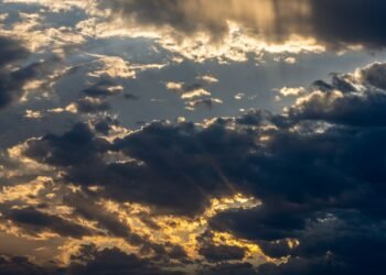 Nubes de tormenta oscuras sobre un paisaje argentino, representando las alertas meteorológicas activas en 17 provincias.