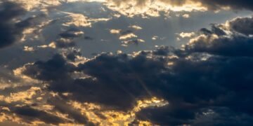Nubes de tormenta oscuras sobre un paisaje argentino, representando las alertas meteorológicas activas en 17 provincias.