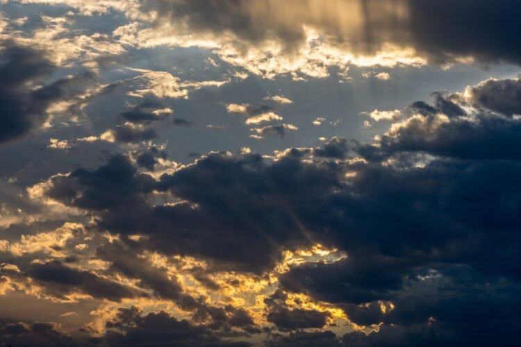 Nubes de tormenta oscuras sobre un paisaje argentino, representando las alertas meteorológicas activas en 17 provincias.