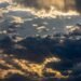 Nubes de tormenta oscuras sobre un paisaje argentino, representando las alertas meteorológicas activas en 17 provincias.