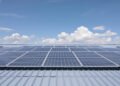 Paneles solares instalados en tejados residenciales bajo cielo nublado en Reino Unido.