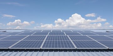Paneles solares instalados en tejados residenciales bajo cielo nublado en Reino Unido.