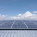 Paneles solares instalados en tejados residenciales bajo cielo nublado en Reino Unido.