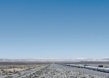 Oleoducto atravesando el paisaje patagónico de Vaca Muerta, donde operan los bancos que financian el RIGI en Argentina.