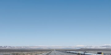 Oleoducto atravesando el paisaje patagónico de Vaca Muerta, donde operan los bancos que financian el RIGI en Argentina.
