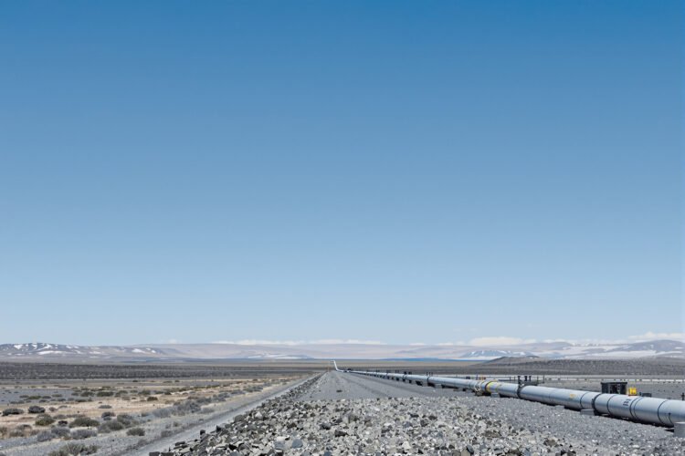 Oleoducto atravesando el paisaje patagónico de Vaca Muerta, donde operan los bancos que financian el RIGI en Argentina.