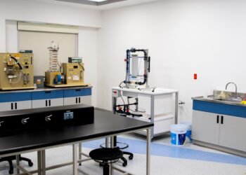 Batería experimental de agua salada en laboratorio de almacenamiento energético