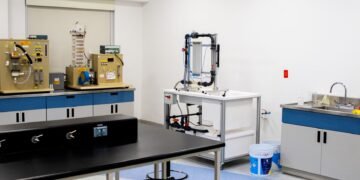 Batería experimental de agua salada en laboratorio de almacenamiento energético