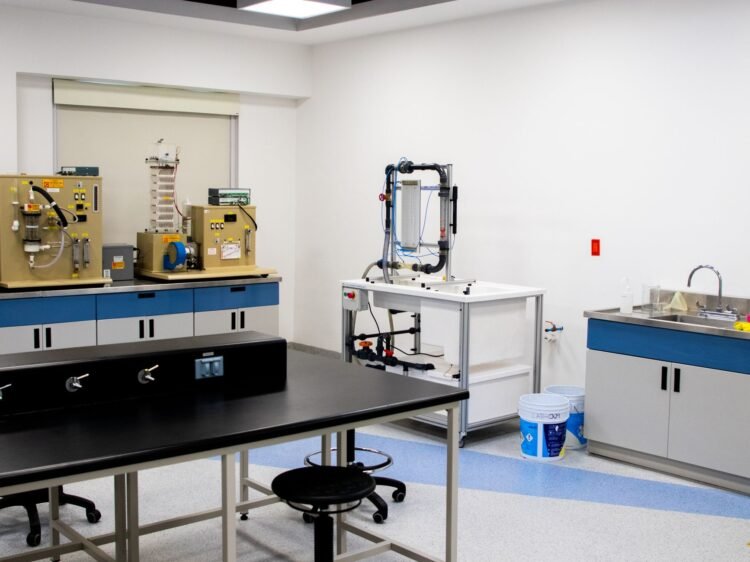Batería experimental de agua salada en laboratorio de almacenamiento energético