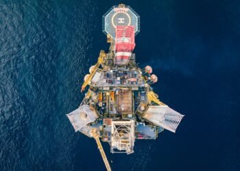 Plataforma petrolera offshore en aguas profundas del Atlántico frente a la costa de Brasil.