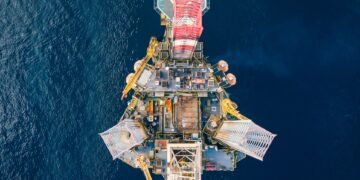 Plataforma petrolera offshore en aguas profundas del Atlántico frente a la costa de Brasil.