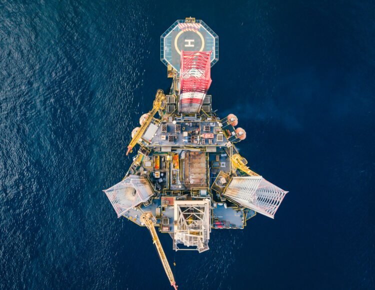 Plataforma petrolera offshore en aguas profundas del Atlántico frente a la costa de Brasil.