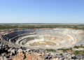 Mina a cielo abierto en Brasil, donde se extraen minerales críticos para la transición energética.