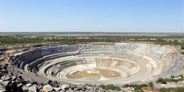 Mina a cielo abierto en Brasil, donde se extraen minerales críticos para la transición energética.