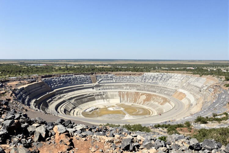 Mina a cielo abierto en Brasil, donde se extraen minerales críticos para la transición energética.