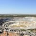 Mina a cielo abierto en Brasil, donde se extraen minerales críticos para la transición energética.