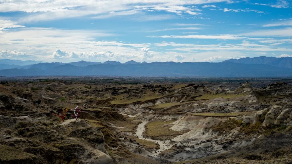Paisaje montañoso del Himalaya tras inundaciones con escombros en el valle, contexto de desastre natural en Nepal