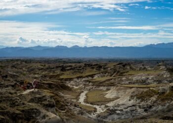 Paisaje montañoso del Himalaya tras inundaciones con escombros en el valle, contexto de desastre natural en Nepal