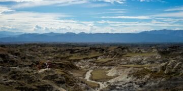 Paisaje montañoso del Himalaya tras inundaciones con escombros en el valle, contexto de desastre natural en Nepal