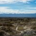 Paisaje montañoso del Himalaya tras inundaciones con escombros en el valle, contexto de desastre natural en Nepal