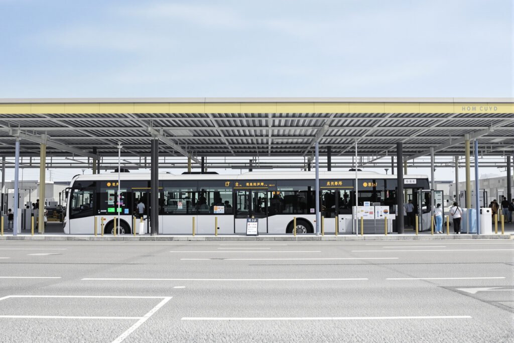 Estación de carga para vehículos eléctricos en China, donde el transporte limpio creció durante la crisis del estrecho de Orm