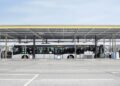 Estación de carga para vehículos eléctricos en China, donde el transporte limpio creció durante la crisis del estrecho de Orm