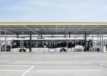 Estación de carga para vehículos eléctricos en China, donde el transporte limpio creció durante la crisis del estrecho de Orm