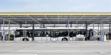 Estación de carga para vehículos eléctricos en China, donde el transporte limpio creció durante la crisis del estrecho de Orm