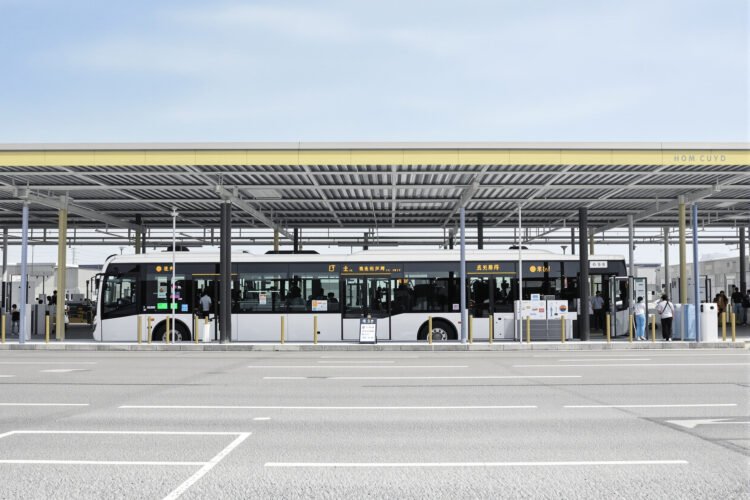 Estación de carga para vehículos eléctricos en China, donde el transporte limpio creció durante la crisis del estrecho de Orm